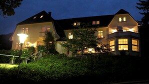 A large, two-story house with multiple windows and a balcony, surrounded by greenery. - Weser Uplands Retreat (Bad Pyrmont-Löwensen)