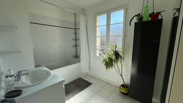 Douche, sĂšche-cheveux, serviettes fournies