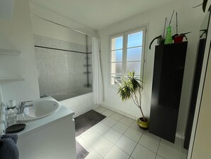 Douche, sĂšche-cheveux, serviettes fournies