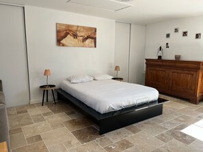 4 habitaciones, tabla de planchar con plancha, wifi y ropa de cama
