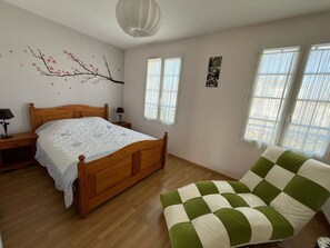 4 bedrooms, iron/ironing board, WiFi, bed sheets