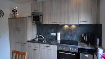 Microwave, oven, dishwasher, coffee/tea maker