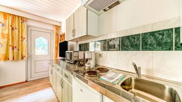 JÀÀkaappi, mikroaaltouuni, kahvin-/teenkeitin