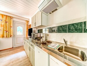 Kühlschrank, Mikrowelle, Wasserkocher mit Kaffee-/Teezubehör