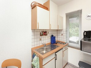 Køleskab, mikrobølgeovn, kogeplade