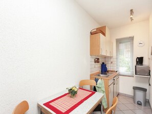 Frigorífico, microondas y placa de cocina
