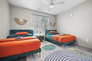 2 chambres, bureau, fer et planche à repasser, lit de bébé portatif