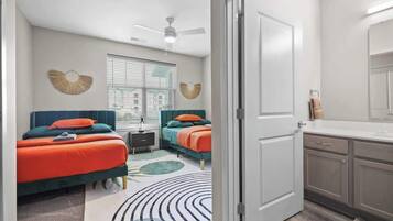 2 Schlafzimmer, Schreibtisch, Bügeleisen/Bügelbrett, Reisekinderbett