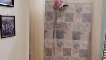 Ducha, secador de pelo, bidet, toallas