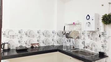 Réfrigérateur, cafetière/bouilloire, bouilloire électrique