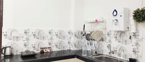 Frigorífico, cafetera o tetera y hervidor eléctrico