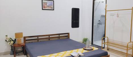 3 makuuhuonetta, työpöytä, silitysrauta/-lauta, Wi-Fi