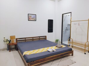 3 bedrooms, desk, iron/ironing board, WiFi