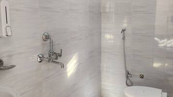 Douche, sèche-cheveux, bidet, serviettes fournies