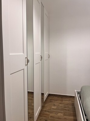 1 habitación, tabla de planchar con plancha, wifi y ropa de cama 