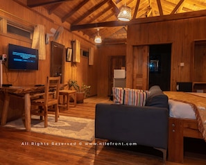 Kahden hengen deluxe-huone, parveke, järvinäköala | Ilmainen Wi-Fi