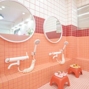 Douche, articles de toilette gratuits, sèche-cheveux