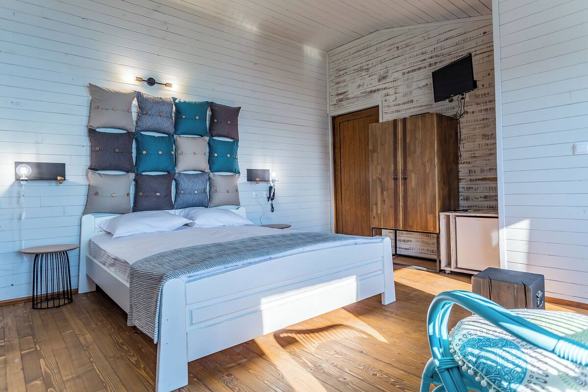 Superior Double Room, Sea View | Minibar, blackout drapes, iron/ironing board (on request), WiFi (free)