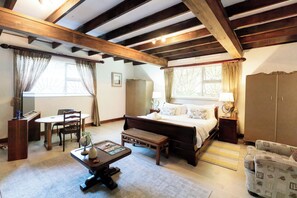 Deluxe Double Room, Air conditioning | Desk, laptop workspace, iron/ironing board, free WiFi - Staymore Guesthouse (Stellenbosch)