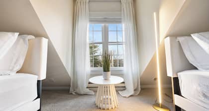 Ultra-Modern Luxe Sleek & Stunning Stay