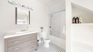 House, Pets Allowed | Bathroom - Ultra-Modern Luxe Sleek & Stunning Stay (White Plains)