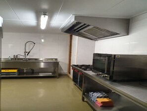 Een koelkast, een magnetron, een oven, een vaatwasser