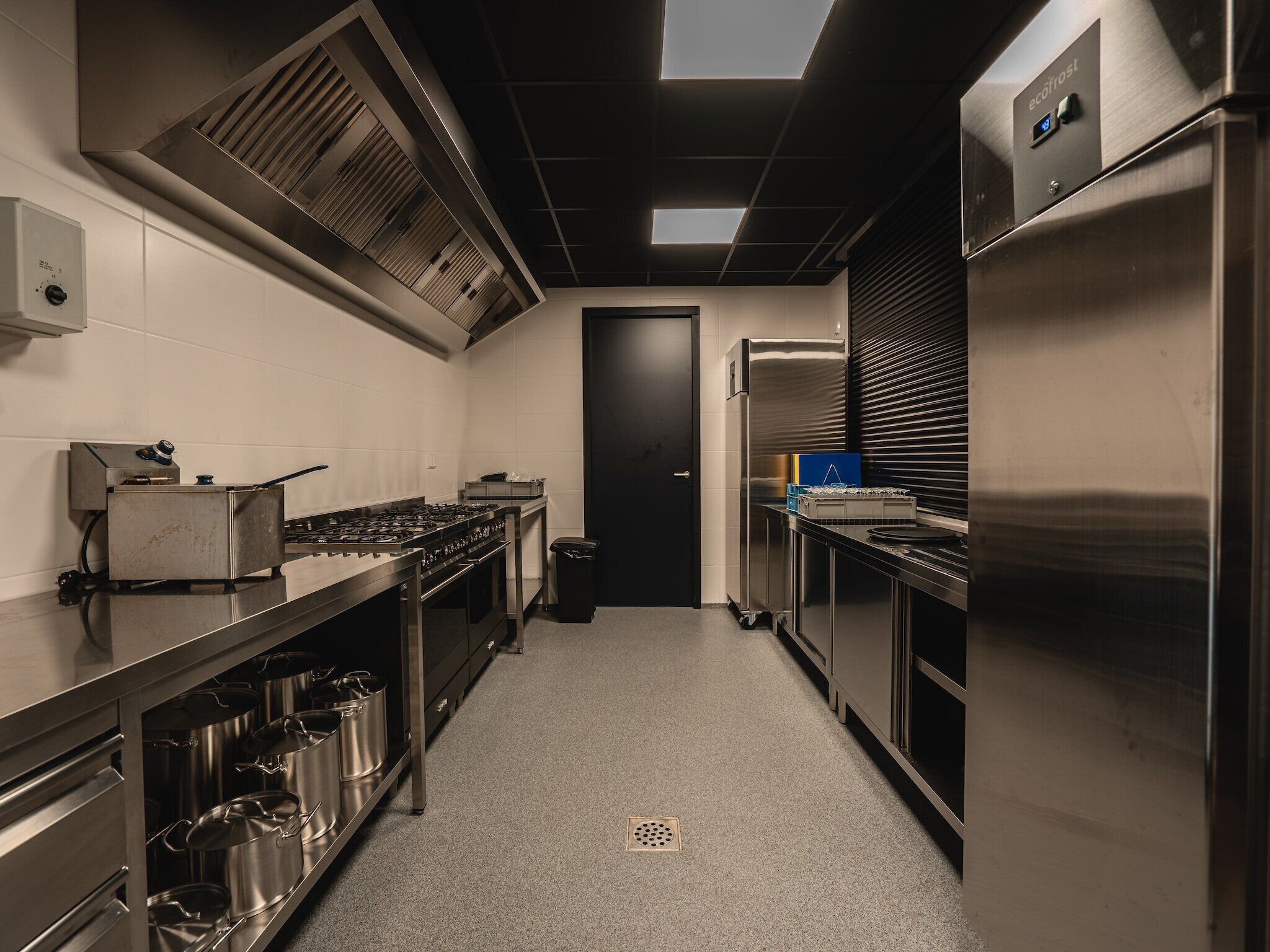 Een koelkast, een magnetron, een oven, een vaatwasser