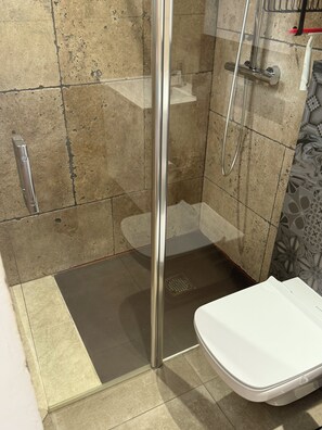 Shower, hair dryer, towels, toilet paper - Studio le secret de la garrigue with swimming pool - A relaxing interlude (Uzès)