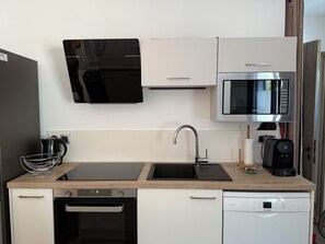 Kühlschrank, Mikrowelle, Ofen, Herdplatte