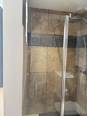 Shower, hair dryer, towels, toilet paper - Studio le secret de la garrigue with swimming pool - A relaxing interlude (Uzès)