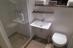 Shower - Lakeside Escape for Groups (Bant)