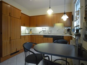 Kühlschrank, Mikrowelle, Herdplatte, Wasserkocher mit Kaffee-/Teezubehör