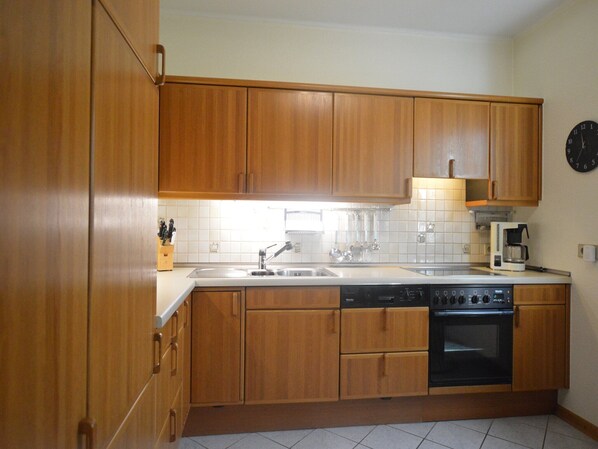 Kühlschrank, Mikrowelle, Herdplatte, Wasserkocher mit Kaffee-/Teezubehör