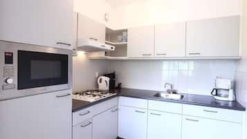 KĂŒhlschrank, Herdplatte, Wasserkocher mit Kaffee-/Teezubehör