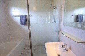 Shower - Tidy house near Emslandermeer (Vlagtwedde)