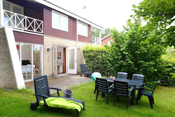 Outdoor dining - Tidy house near Emslandermeer (Vlagtwedde)