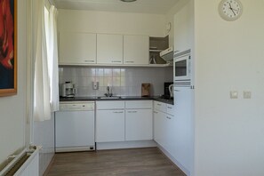Kylskåp, mikrovågsugn, spishäll och diskmaskin