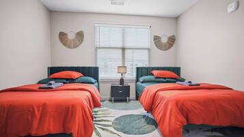 2 Schlafzimmer, Schreibtisch, Bügeleisen/Bügelbrett, Reisekinderbett