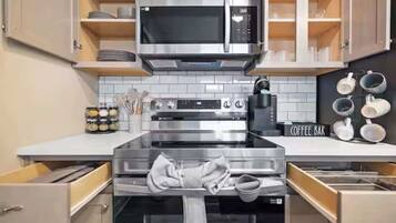 Refrigerador, microondas, horno y parrilla de estufa