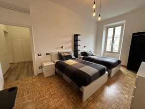 2 chambres, bureau, fer et planche à repasser, lit parapluie