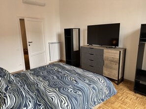 2 Schlafzimmer, Schreibtisch, Bügeleisen/Bügelbrett, Reisekinderbett