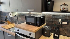 Réfrigérateur, micro-ondes, four, plaque de cuisson