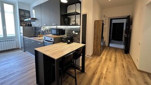 Kühlschrank, Mikrowelle, Ofen, Herdplatte