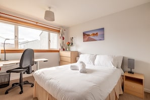 3 bedrooms, desk, iron/ironing board, free WiFi - James Robb Avenue (No 4) (St Andrews)
