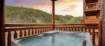 Sleeps 28 | Indoor Pool, Theater, Game Room, Hot Tub, Views | Marco Polo Lodge