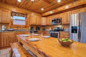 冷蔵庫、電子レンジ、オーブン、コンロ