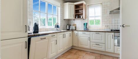 Kjøleskap, mikrobølgeovn, kokeplater og oppvaskmaskin