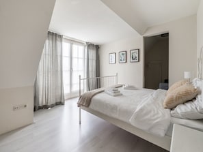 5 bedrooms, iron/ironing board, WiFi