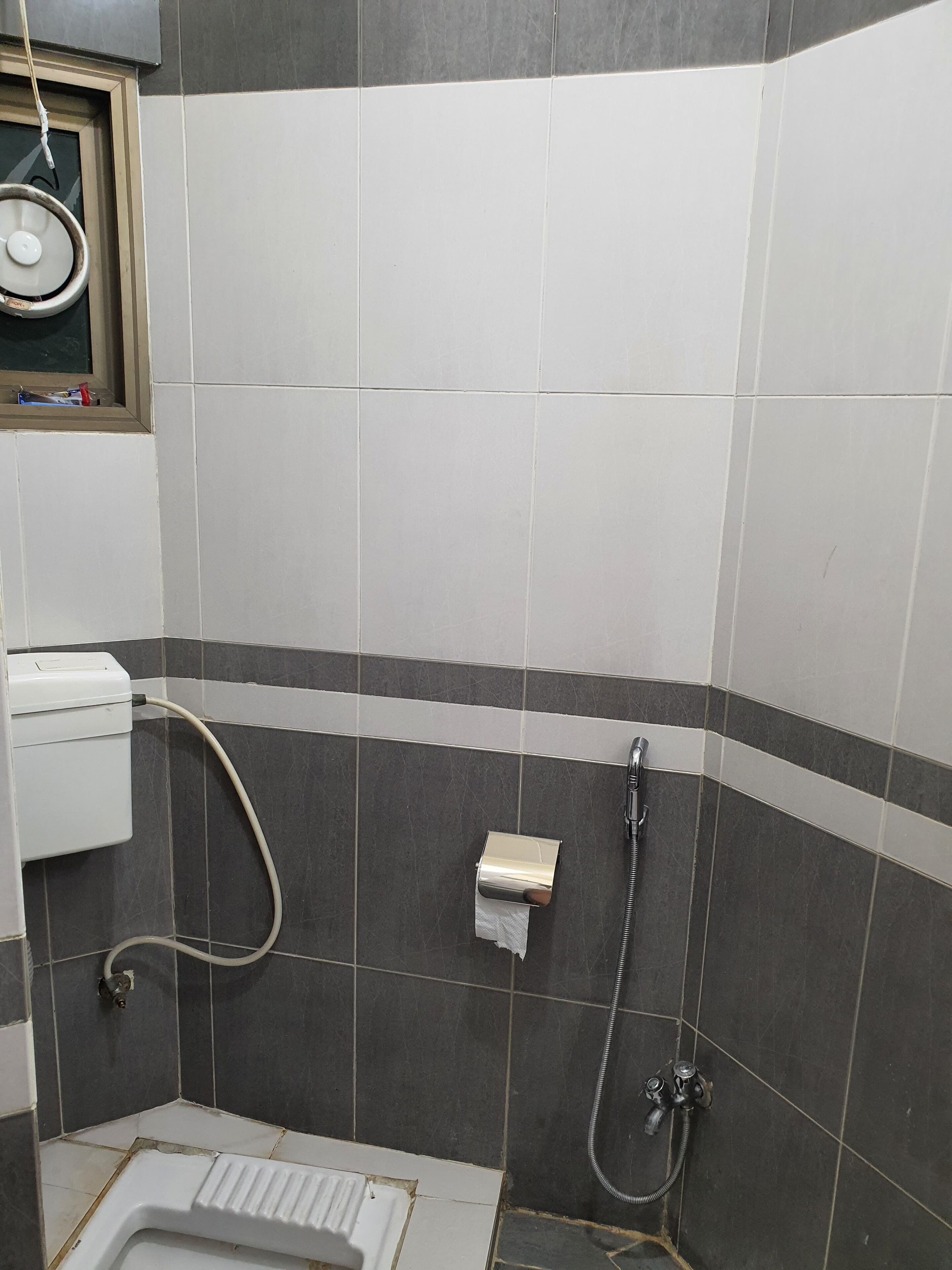 Douche, articles de toilette écologiques, serviettes fournies, shampoing