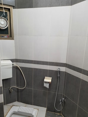 Suihku, ympäristöystävälliset hygieniatuotteet, pyyhkeet, sampoo